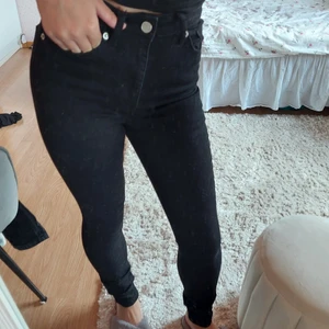 Svarta jeans - storlek 34 - Svarta byxor från na-kd i fint skick. Inköpa i januari för 300 kr) Knappt använda. Finns inget att anmärka på! 💁🏽‍♀️ jag är 160 cm lång 🐶🐱 djurfitt hem 🚬 rökfritt hem ✉📫 skickas mot fraktkostnaden