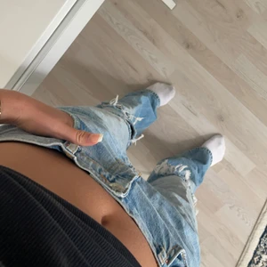 Slitna Jeans  - Intresse koll på mina favvo jeans från Gina, köpt för 699. St 42 men de ska sitta baggy och passar mig perfekt som är 38. Säljer endast dessa vid bra bud. Dessa är sjuk, sjukt balla men inte kommit till så mycket användning för mig.