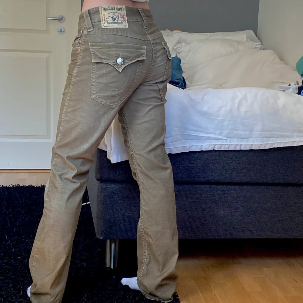 Mörkgröna True Religion jeans med lågmidja! Frakt tillkommer🤍🤍. Jeans & Byxor.