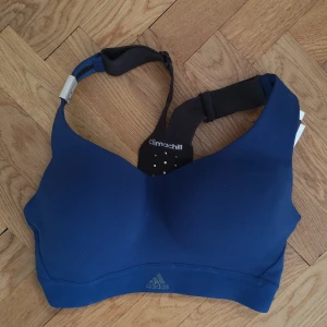 Träningstopp  - Tränings BH från Adidas, aldrig använd och prislappen sitter kvar. Nypris 599kr. 