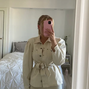 Denim Jacka - Off-white denim jacka från zara i superfint skick tyvärr använd endast fåtalet gånger därför till salu, perfekt till sommaren!🌸