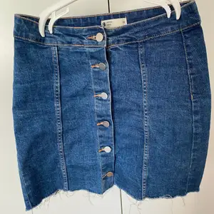 Jättefin blå jeans kjol som tyvärr är för liten för mig. Köpt från Ginatricot i storlek 36. Nyskick och väldigt sparsamt använd. (Pris kan diskuteras vid snabb affär)
