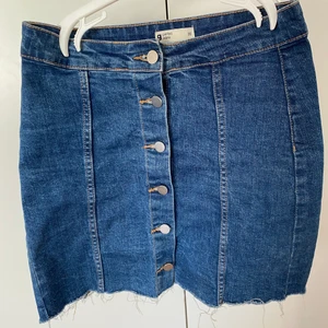 Blå jeans kjol - Jättefin blå jeans kjol som tyvärr är för liten för mig. Köpt från Ginatricot i storlek 36. Nyskick och väldigt sparsamt använd. (Pris kan diskuteras vid snabb affär)