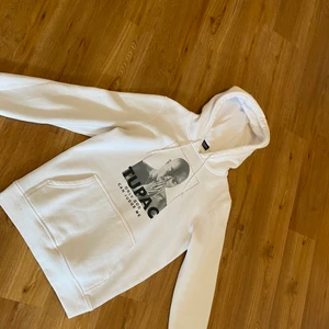 Tupac Hoodie - Vit tupac hoodie. Fläckfri i storlek S. 