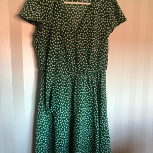 Klänning  - Jättefin klänning från Shein. Inget fel på den alls. Bra kvalité osv. Dock för liten för mig. Storlek S. Passar även M om man inte har stora tuttar. (Har F kupa) 