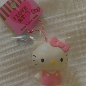 Sanrio hello Kitty squishy  - Hej, jag säljer ett flertal märkes squishys som är helt nya. Priserna är fasta och kan alltså inte disskuteras. Jag säljer dessa genom att frakta dem till kunden nu under rådande omständigheter. Jag äger dessutom en Instagram där jag säljer massa mer saker samt lägger ut rabatter & postbevis 