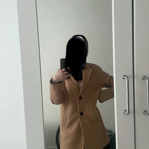 Boohoo oversized kapp - Oversized kappa i storlek s, hade passat M också använd 2 gånger. Finns både i beige och svart. Pris per jacka är 200kr