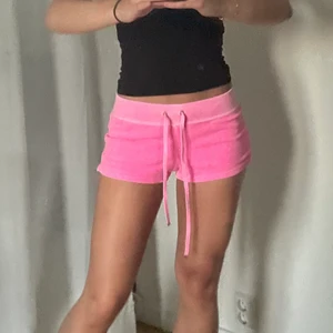 Mjukis shorts från juicy couture  - Supergulliga mjukisshorts från juicy! De är lågmidjade och färgen passar så bra t sommaren! Säljer för att jag tyvärr inte gillar rosa så mycket och har flera mjukisshorts.  💕💕