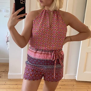 Jumpsuit  - En söt jumpsuit med öppenrygg🤗väldigt skön att ha på sig!