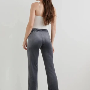 Gina mjukis byxor  - Säljer mina mjukisbyxor från Gina som nästan aldrig är använda och för små för mig, inga slitage och fler bilder kan skickas, allt postas med spårbar frakt upp till 66kr genom PostNord appen :) allt sker via Swish 💓 pris kan också diskuteras, ny pris : 230kr