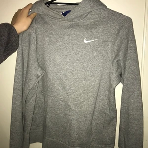 Nike hoodie  - Står strl L men väldigt liten i storleken, sitter fint