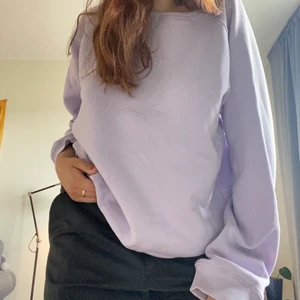 Sweatshirt  - Supermysig sweatshirt från Lager 157! Den har tyvärr blivit blekt på vissa ställen men funkar fortfarande hur bra som hellst att använda! 🌸