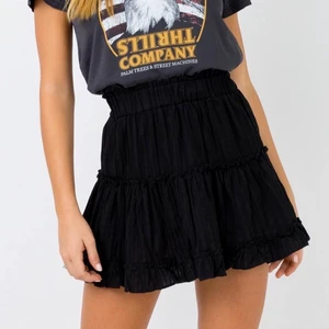 Kjol från Princess polly! - Säljer denna kjolen från Princess Polly som tyvärr inte kommer till användning! Endast använd 2 gånger! Ganska kort men passar mig som är 160🤍 Frakt tillkommer på 48 kr! 