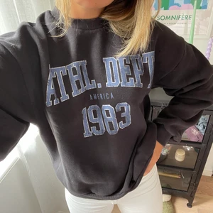 Sweatshirt ”vintage”  - Skön lite oversized sweatshirt med lite vintage stuk. Knappt använd! 