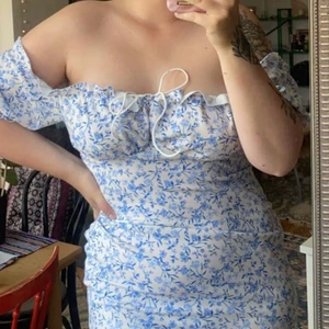 Klänning, off shoulder  - supergullig klänning med blåa blommor, säljer den då den inte passar just mig, tags finns kvar på klänningen. Aldrig använd, endast testad:) 