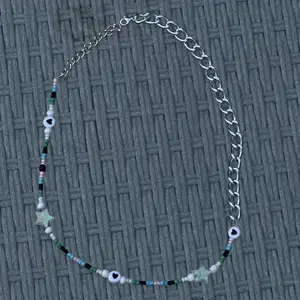 Halsband med hälften kedja och hälften pärlor.                       Instagram: Bybutterflyparalyzed