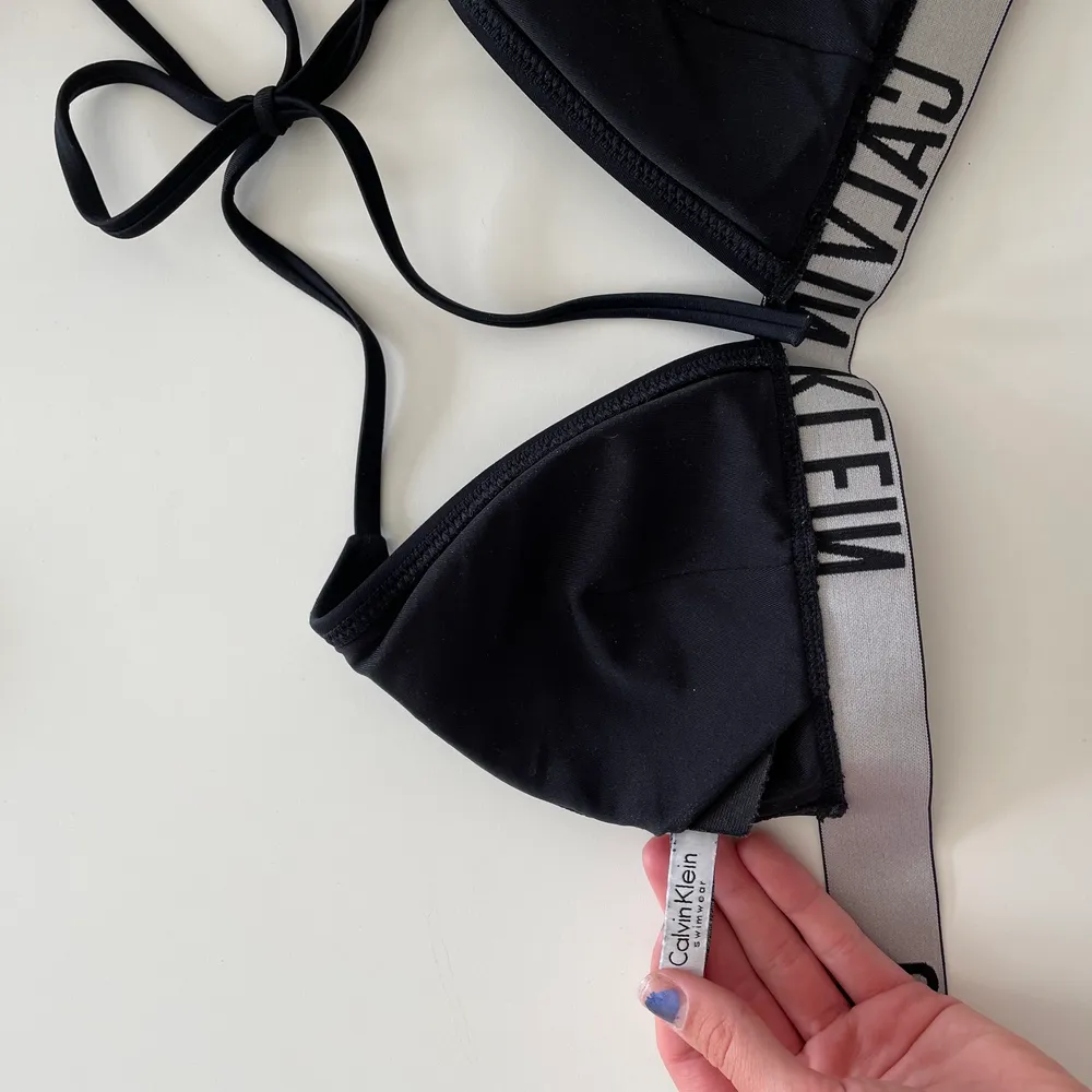 Skit snygg Calvin Klein bikini topp som passar till allt😍 aldrig använd så därför säljs den💗👌🏼 köpt för 499kr. Accessoarer.