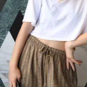 Byxor - Byxor med snörning i midjan så dom passar nog xs-m och L säkert med. Jag är typ 162-164 på bilden men säljer då jag blivit längre och tycker dom blev för korta:’) köpta på beyond retro för 300kr. Byxorna är i ett bomullsmaterial. Så sköna och snygga. Frakt på 44 tillkommer💞🌸☀️