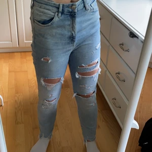 Jeans  - Byxor från H&M. Använda få tal gånger därav att dom är för stora för mig i midjan, jag är en s och 166 cm ungefär. Hål i bakfickorna som varit där sedan jag köpte dom, saker har ramlat ur för mig. Jag fattar inte riktigt vad det är för storlek men ungefär en m. Köpare står för frakten.  