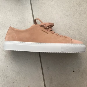 Oanvända Axel Arigato skor strl 38 - Säljer ett par oanvända Axel Arigato skor i strl 38. De är aprikosfärgade och gjorda av mocka, med skin över tårna. Köpta för 1600kr. Kan både posta och mötas upp, men frakten betalas av köparen. Pris kan diskuteras 🥰👟