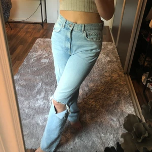 90s high waist jeans från GInatricot - Super snygga jeans från ginatricot, endast använda 1 gång så dom är som nya. Byxorna är i storlek 38 &  säljs pågrund av att dom är förstora💙byxorna är köpta för 499kr & säljer dom för 190kr💙💙