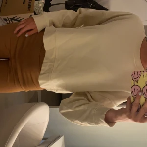 swetshirt - säljer denna beige swetshirten då den inte kommer till användning längre 🌸🌸