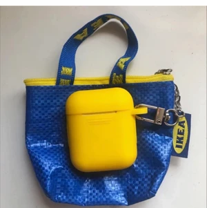 Ikea Airpodsskal - Säljer denna ännu en gång. Då personen som hade budat förra gången inte betalat. Men hoppas nån annan kommer tycka om detta🥰 vid intresse kontakta mig. Om många är interesserade blir det budgivning🎉