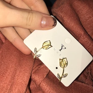 Sterlingsilver örhängen  - Helt nya snygga örhängen som behöver en ny ägare! Har inte använt dessa och därför bestämde jag mig för att sälja de nu! Kan både frakta och mötas upp i Stockholm! Hör av dig vid intresse!!! 🥰❤️