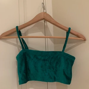 Grön croptopp - Grön topp i sammet från Urban outfitters. Storlek S💚