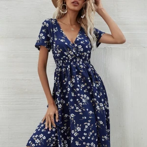 Blommig klänning  - En jättefin blommig klänning från SHEIN, helt ny! Säljer då jag råkade ta fel storlek 🌷