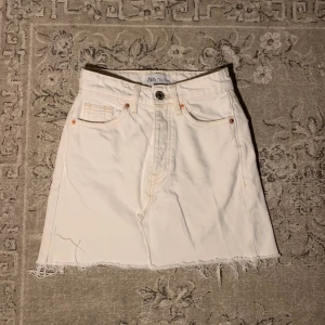 Vit jeanskjol  - Vit jeanskjol som jag har sytt av ett par Zara jeans. Kjolen har strl 32. Frakt - 66kr💕💖❤️
