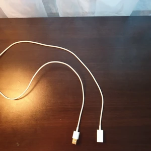 Den gör din laddare längre. - Den är helt ny, oanvänd, funkar som den ska. Och du kan koppla den till alla laddare spelar ingen roll om det är Samsung, iPhone eller annat.