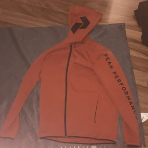 Peak performance zip hoodie - Den är skön och storlek medium. Köpte den för 1200kr. Den funkar bra att träna i är ganska funktionellt matrial 