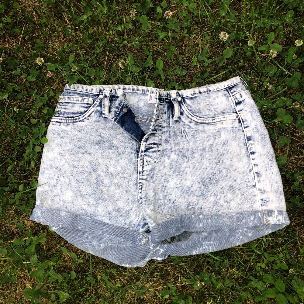 Högmidjade shorts från new yorker i storlek M. Den saknar en knapp av fyra men det funkar att stänga den lika bra som innan.. Shorts.