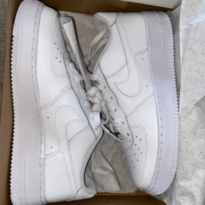 Airforce 1  - Ett par helt nya och oanvända airforce 1 low junior till salu