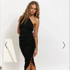 Hanna schönberg x NA-KD klänning  - Funderar på att sälja denna slutsålda klänningen från Hanna schönbergs senaste kollektion med NA-KD som snabbt såldes slut! Storlek S.                                                                Utgångs pris 700 kr, budgivning 🤍