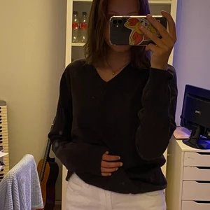 stickat brun tröja - En stickad brun tröja som jag köpte på Plick för ungefär 3 månader sedan. Jag glömde bort att jag hade den hemma och är tyvärr inte min stil längre.