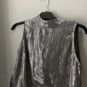 Festligt plagg - Så fin, passar perfekt till ett festligare tillfälle. Skriv för mer info 💓