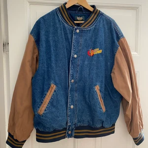 Racerjacka i jeans - Racerjacka i blå jeans med beiga ärmar i bomull. Storlek XL. Bra jacka under höst och vår. Svagt synlig autograf av okänd på vänstra armen. Bild med jackan på finns att få. Kan mötas upp i Västerås. Baspris på 350, vid frakt 450.  Hör av er vid intresse!🦋