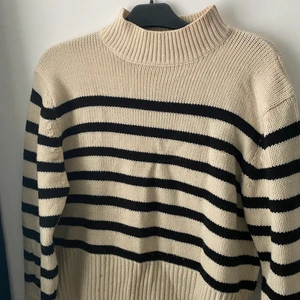 Stickad tröja - Den passar bra, den är fin men kommer inte till användning. Skriv för mer info☺️ 