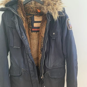 Vinter jacka parajumpers - En gammal modell av p.j.s den har ingen luva men den är en jätte mysig och fint päls. Storlek smal 
