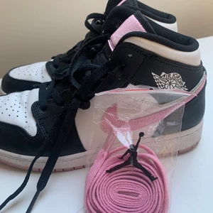 Jordan 1 Mid - Säljer mina jordans, inte alls använd många gånger så i bra skick. Storlek 38. Man får med både svarta och rosa snören. Köpte de för 2700kr, säljer för 1200kr + frakt eller högsta bud💕 skicka för fler bilder eller om du har några frågor