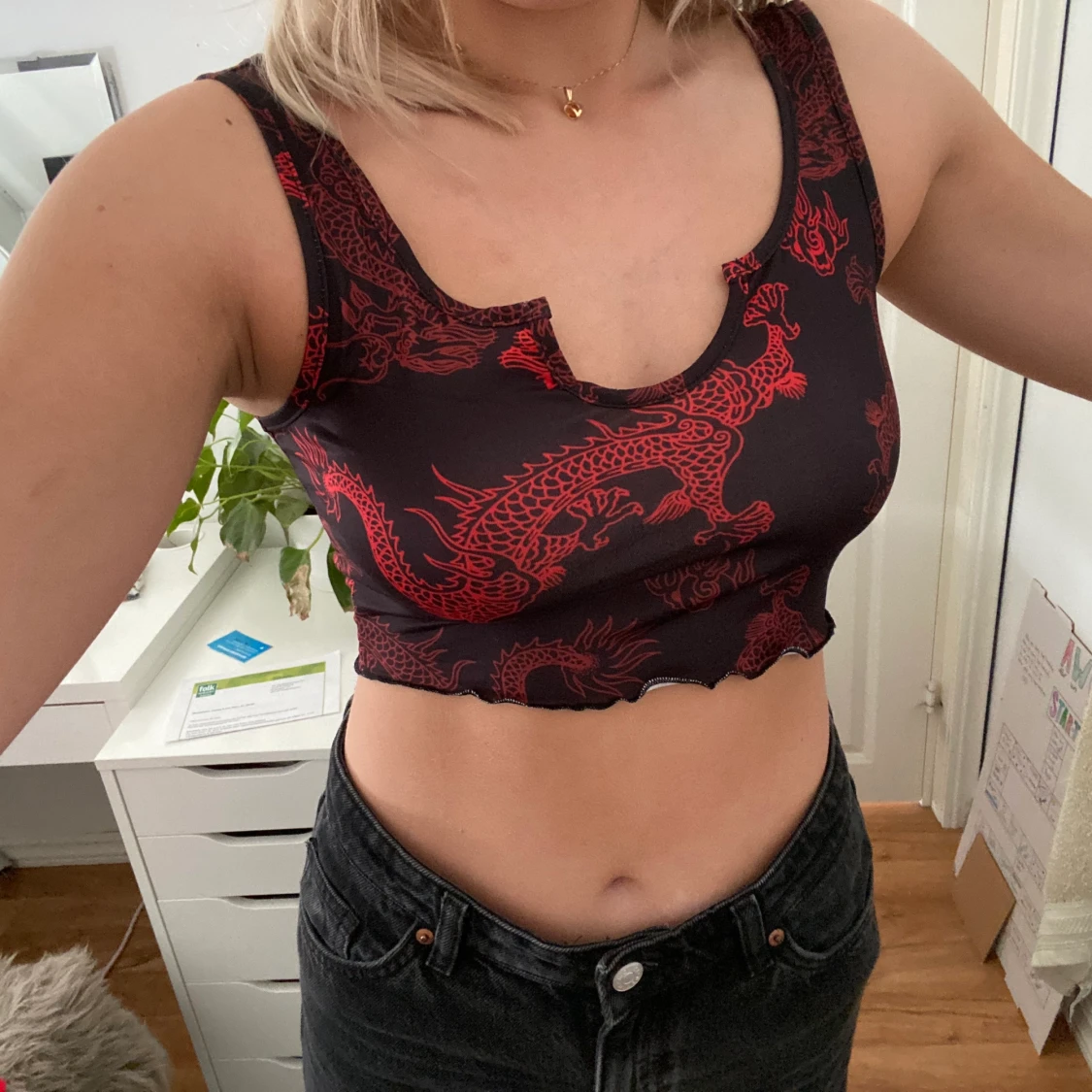 Croppad topp med drakar