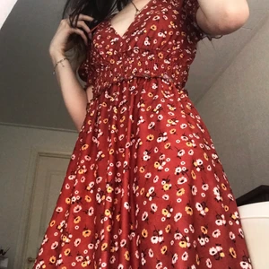 Blommig röd klänning  - Säljer denna fina somriga klänningen från Gina, den är i topp skick! Kan frakta men även mötas upp! 🥰❤️