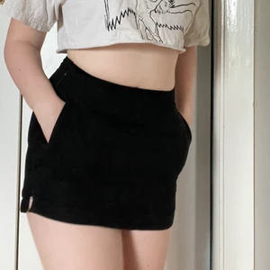 mini kjol med FICKOR - svart mini kjol med FICKOR och tunna shorts under så ingen kommer se något under kjolen :) bara använts en gång. jag är 156 och har ganska stora höfter så passar nog någon runt min längd med mindre höfter än mig