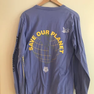 Lila tröja - Lila tröja med tryck, köpt här på plick men används inte. Superfin och i jättebra skick. 80kr + frakt