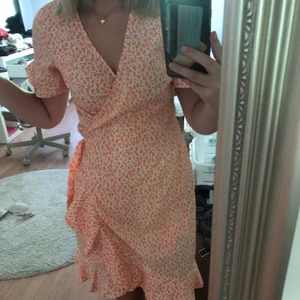 Nelly klänning - Jättefin klänning från Vero Moda köpt på nelly💕💕 Säljer den då jag inte får någon användning av den. Prislappen är kvar och den är endast testad. Knyts i midjan så att den blir markerad, därmed passar den många olika kroppstyper. Storlek xs, kostar 349 på hemsidan🦋❣️