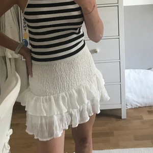 Vit volangkjol - En helt oanvänd superfin volangkjol! Stl s, köp direkt för 150💞