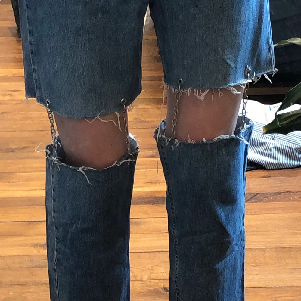 Svinballa jeans köpta second hand med coola kedjedetaljer som jag själv har gjort💋 kan mötas upp i Göteborg och frakta. Jag är 179 och M/40. Jeans & Byxor.