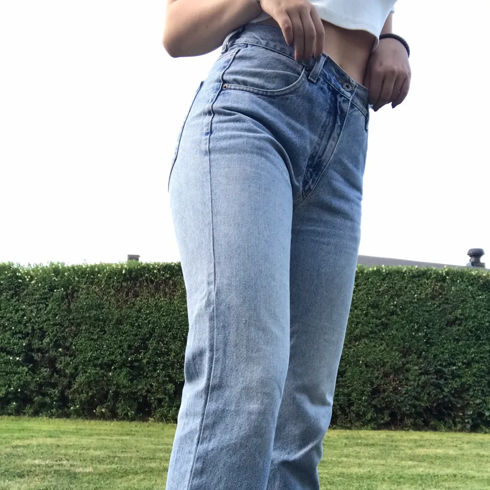 Najs vintage jeans som är i väldigt bra skick! Märket på jeansen är roxy och skulle säga att storleken är en M eller ca 27-29 i midja! Jag är ca 173 cm och dessa slutar runt ankeln på mig! Väldigt härlig färg! Pris kan diskuteras så det är bara att skriva!!. Jeans & Byxor.